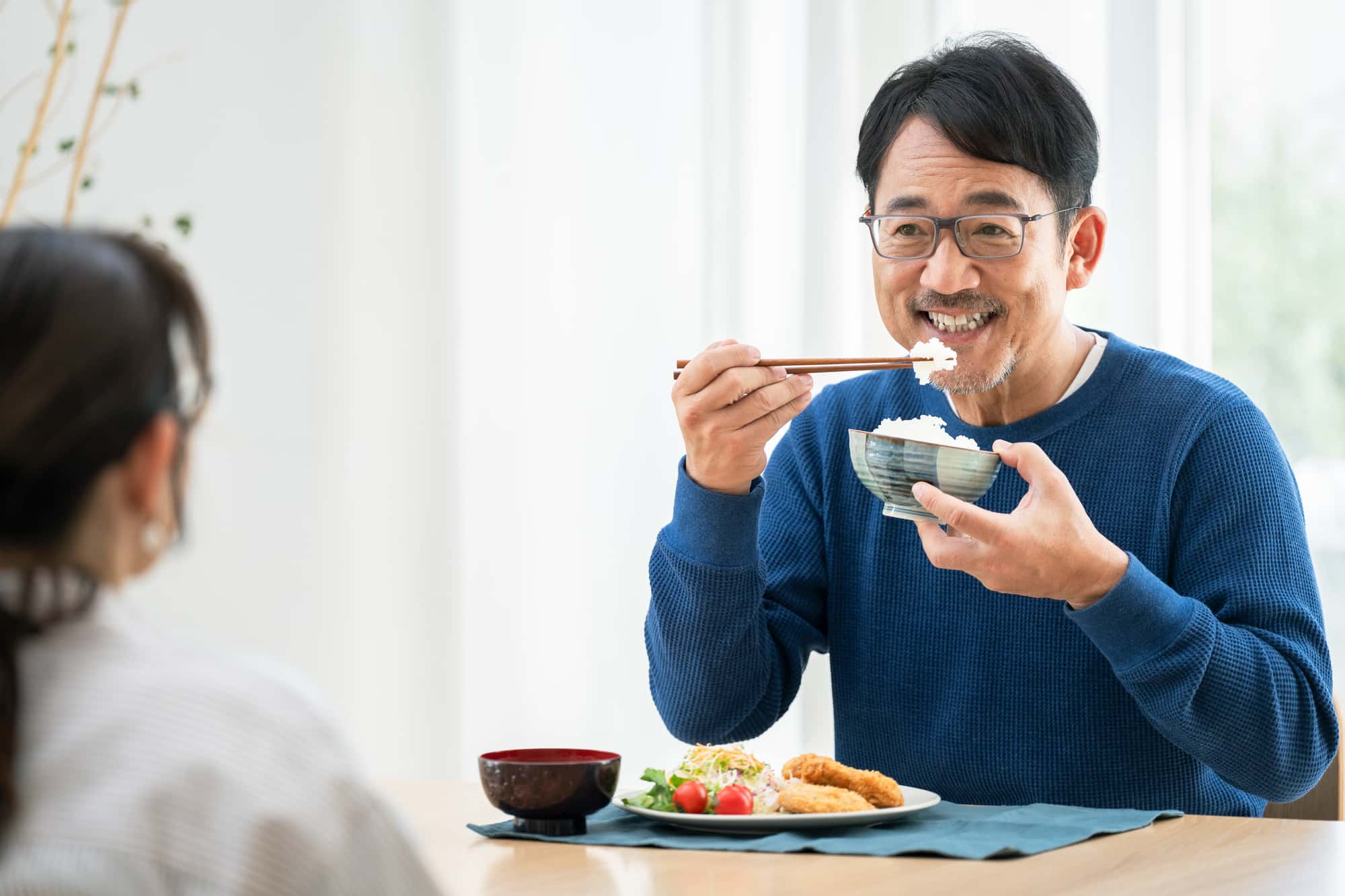 歯周病の進行を予防して快適に食事をする男性