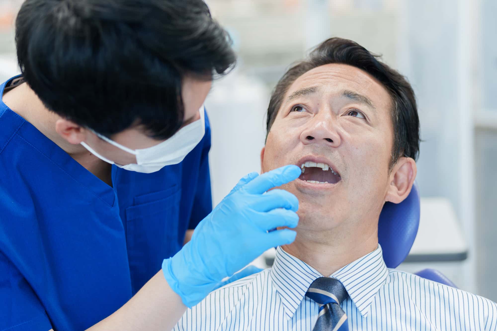 治療後に再発を防ぐために定期歯科検診を受ける男性
