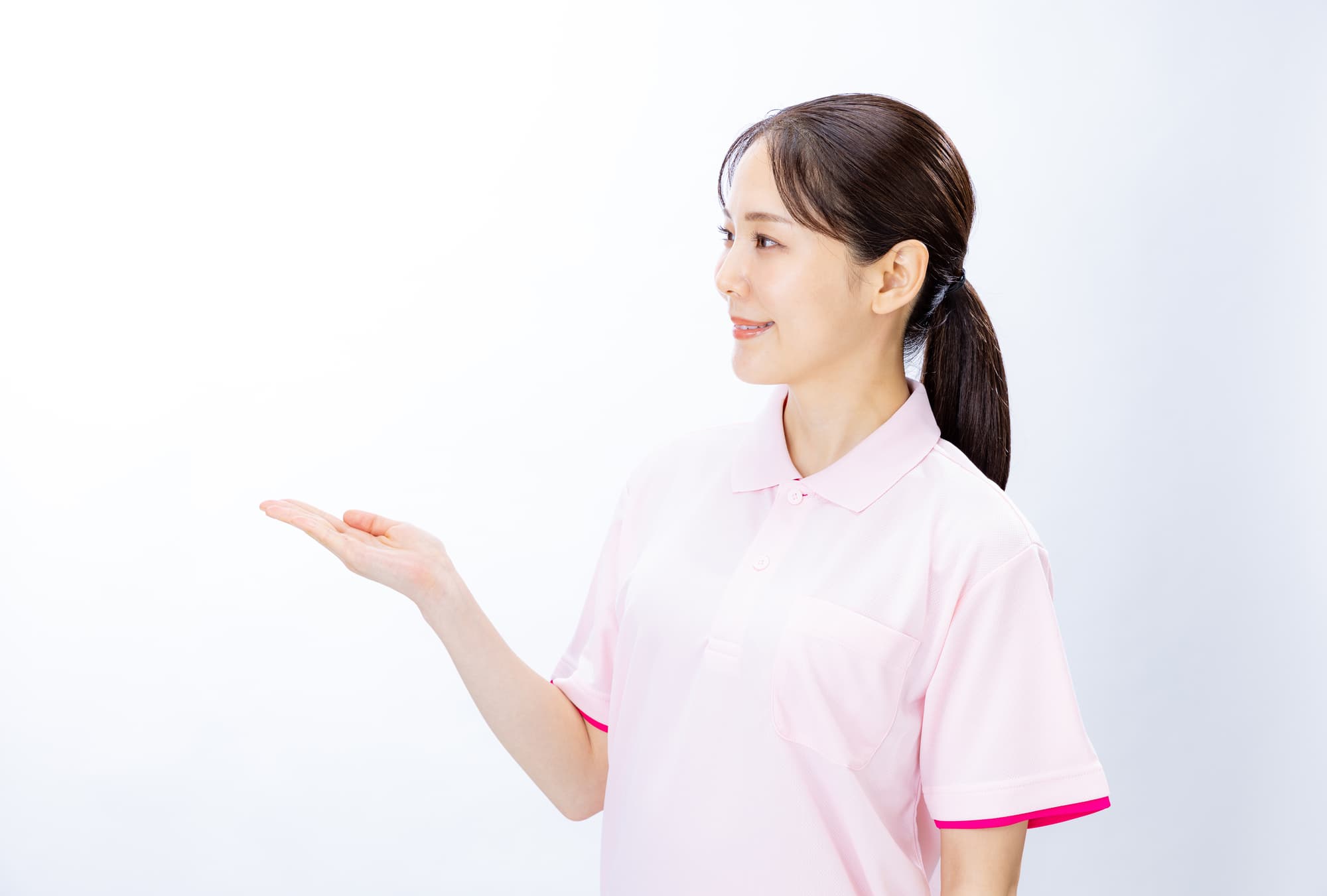 入れ歯の種類について説明する歯科衛生士の女性