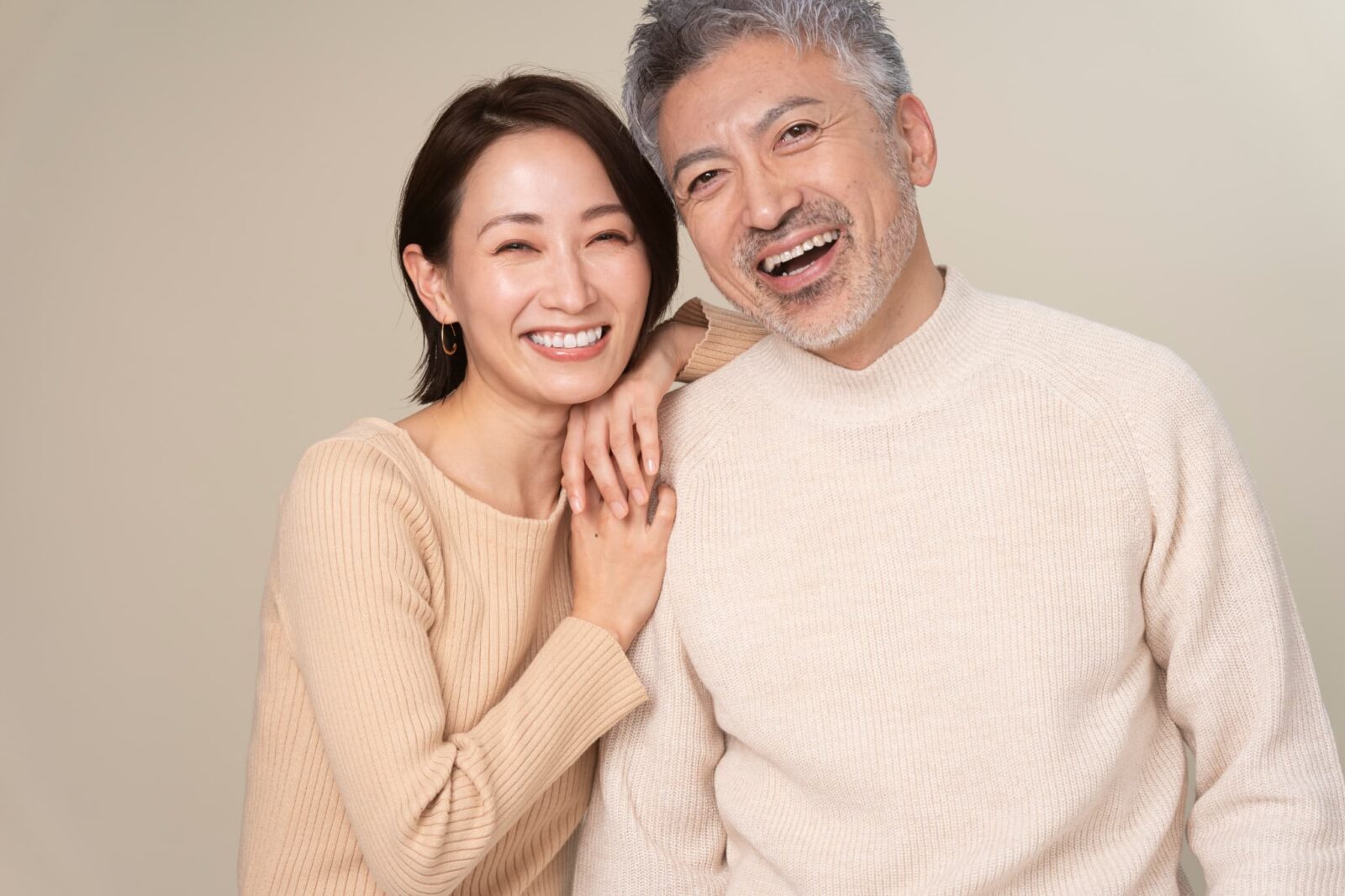 笑顔のミドル世代の夫婦