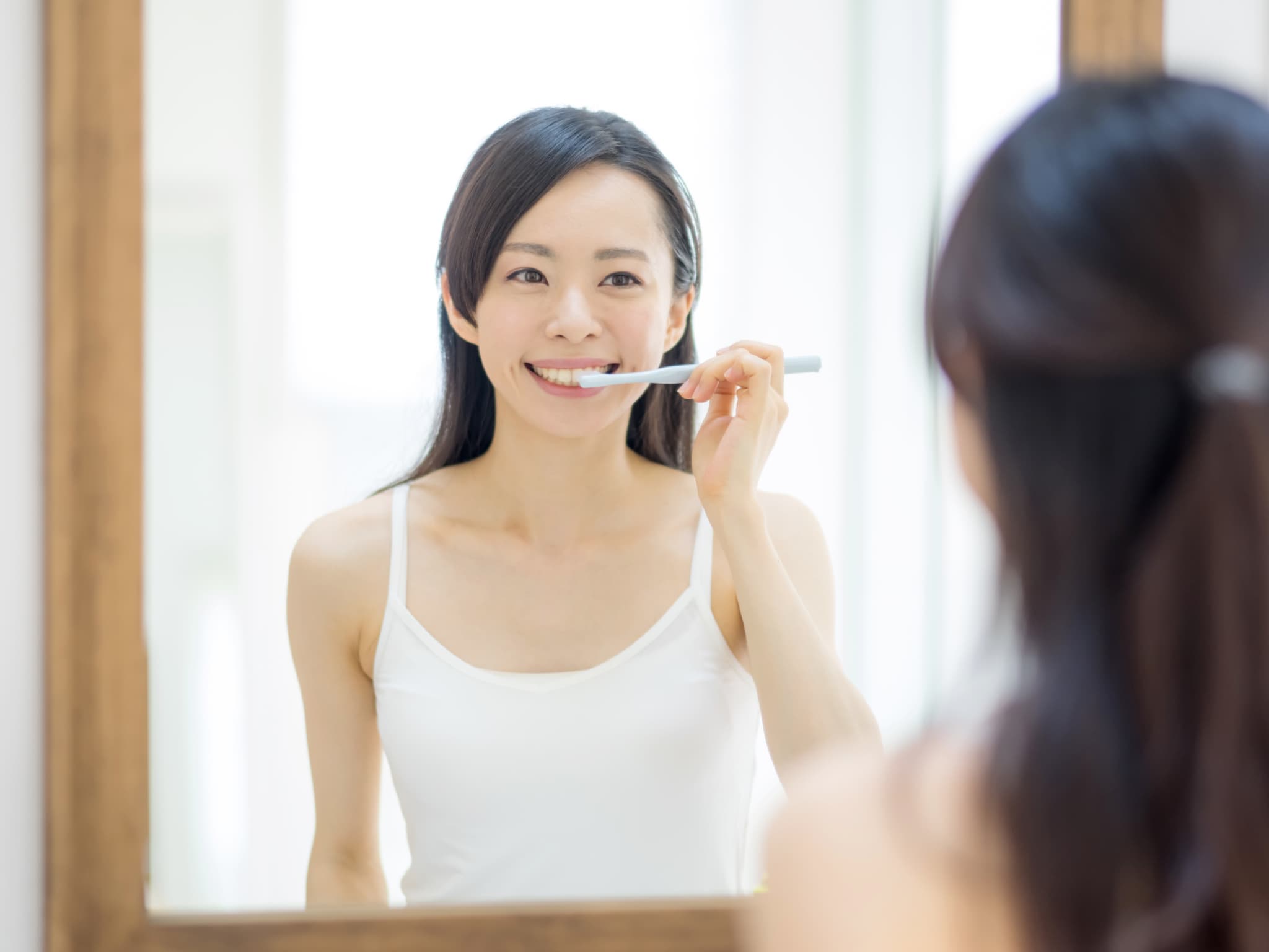 丁寧な歯磨きする女性