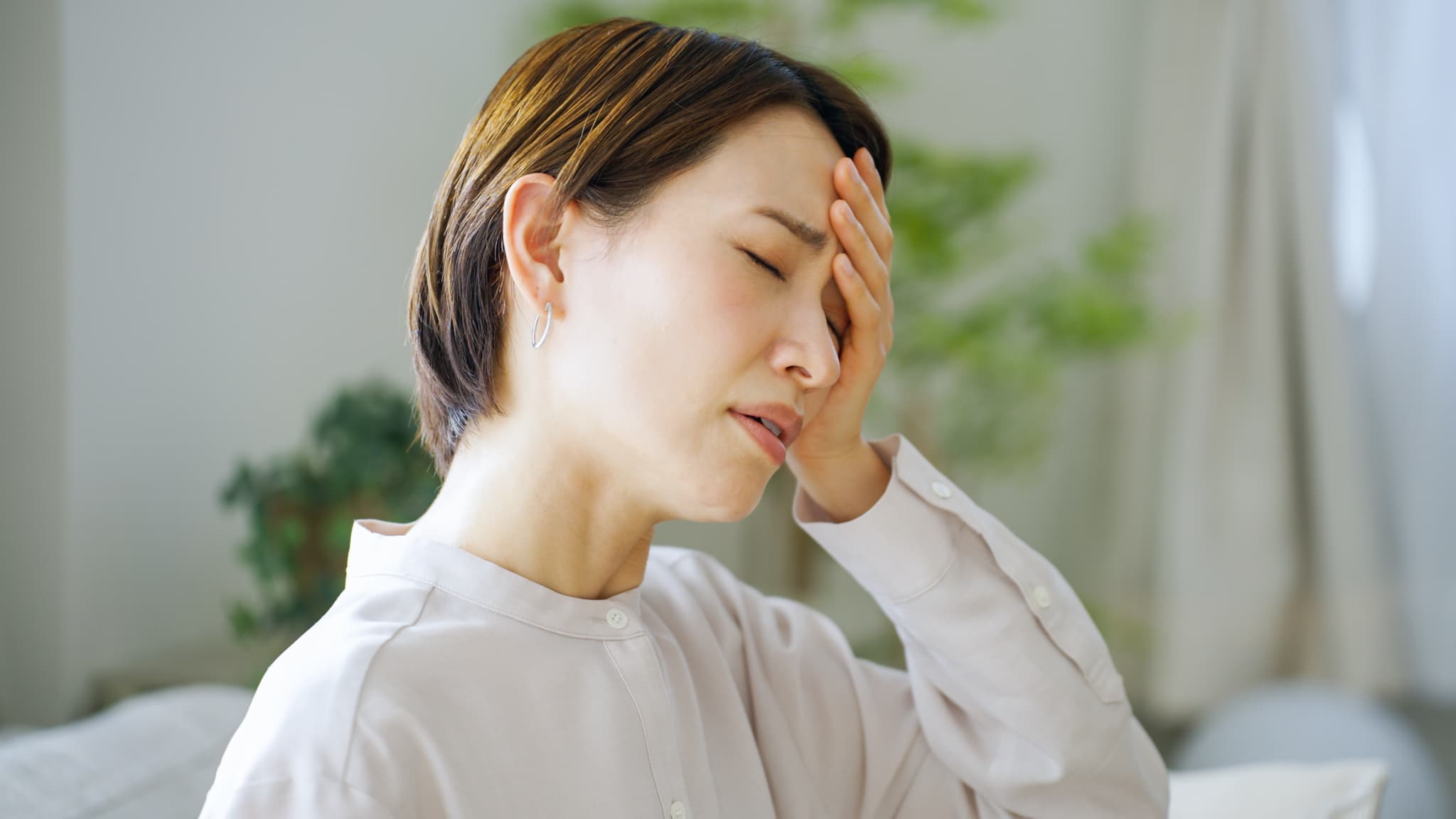 噛み合わせが悪いことで頭痛が辛い女性