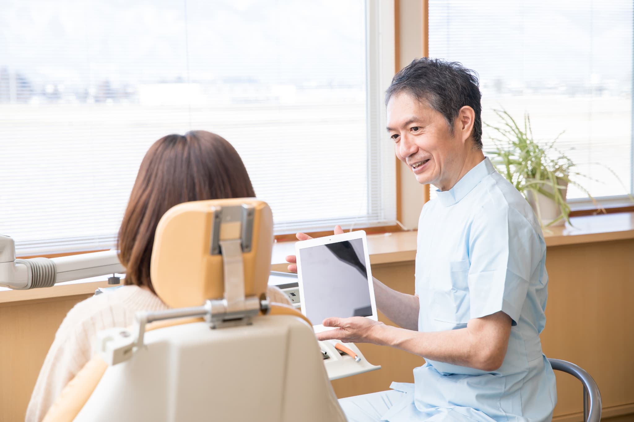歯科医師とよく相談する女性