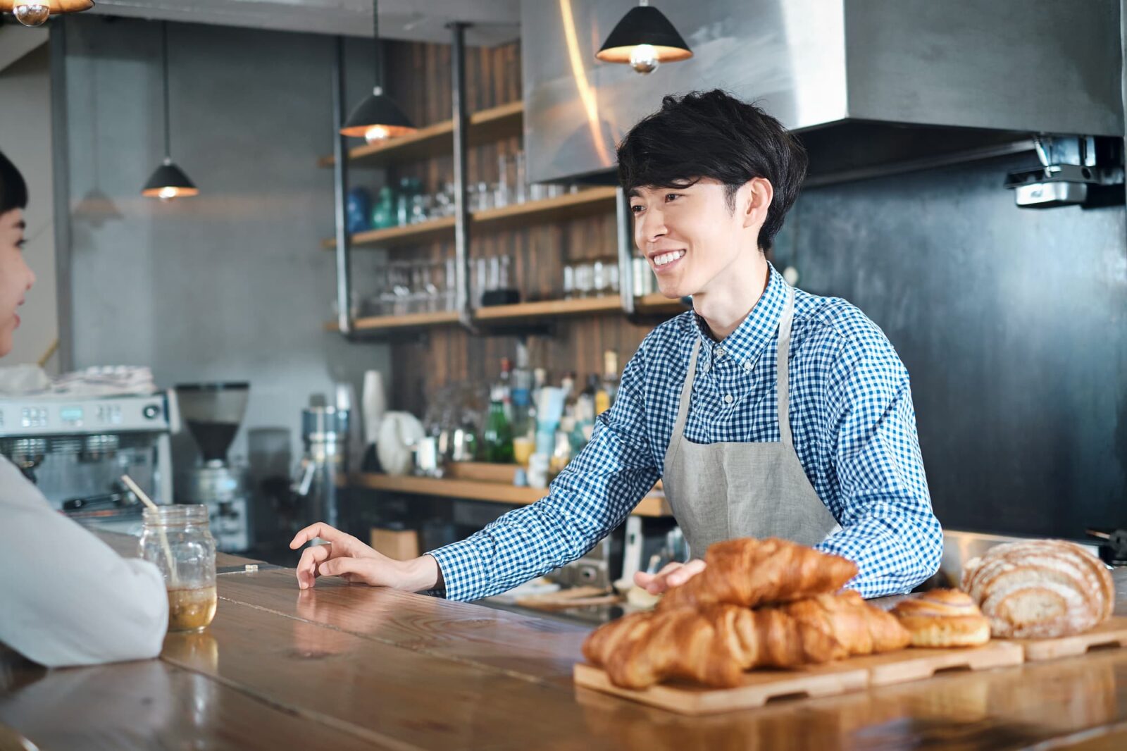 笑顔で接客する男性