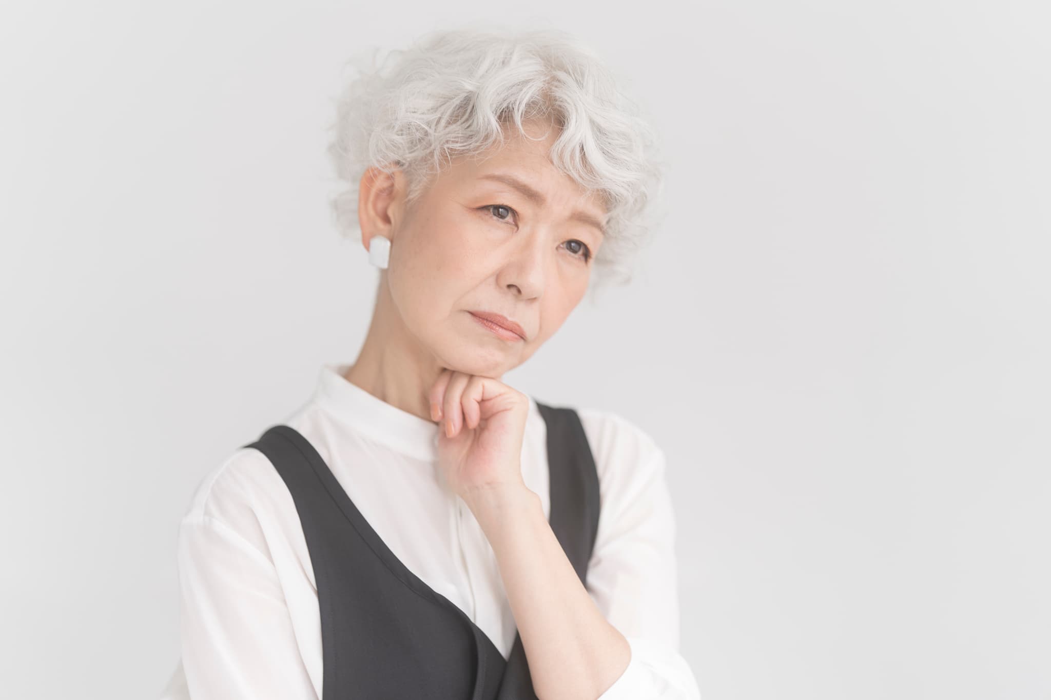 入れ歯からインプラントへの切り替えを考えている老人