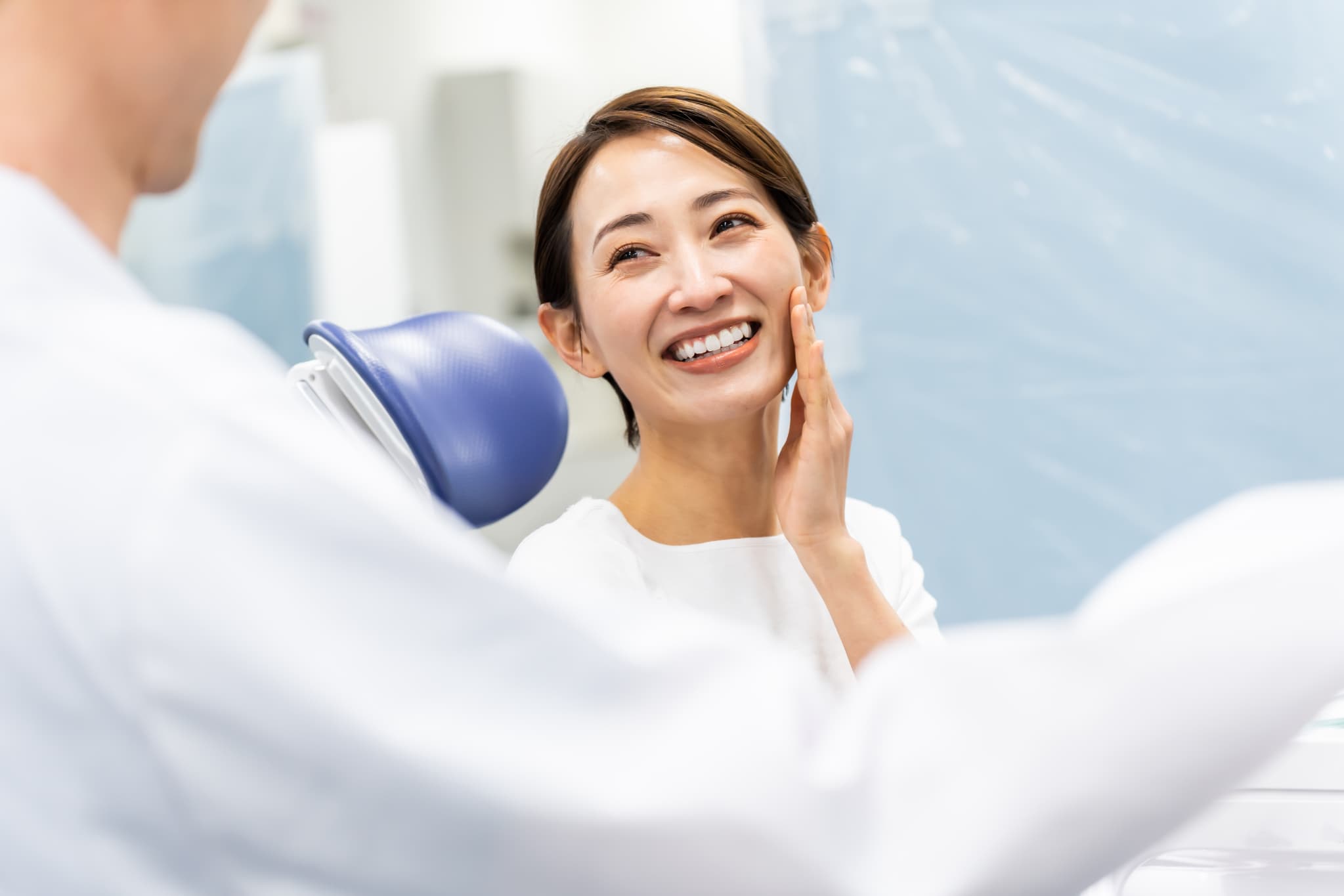 親知らずの虫歯を治療して笑顔を見せる女性