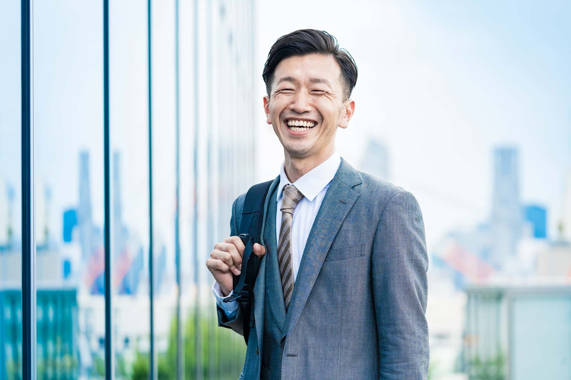 顎関節症を治療して笑顔の男性