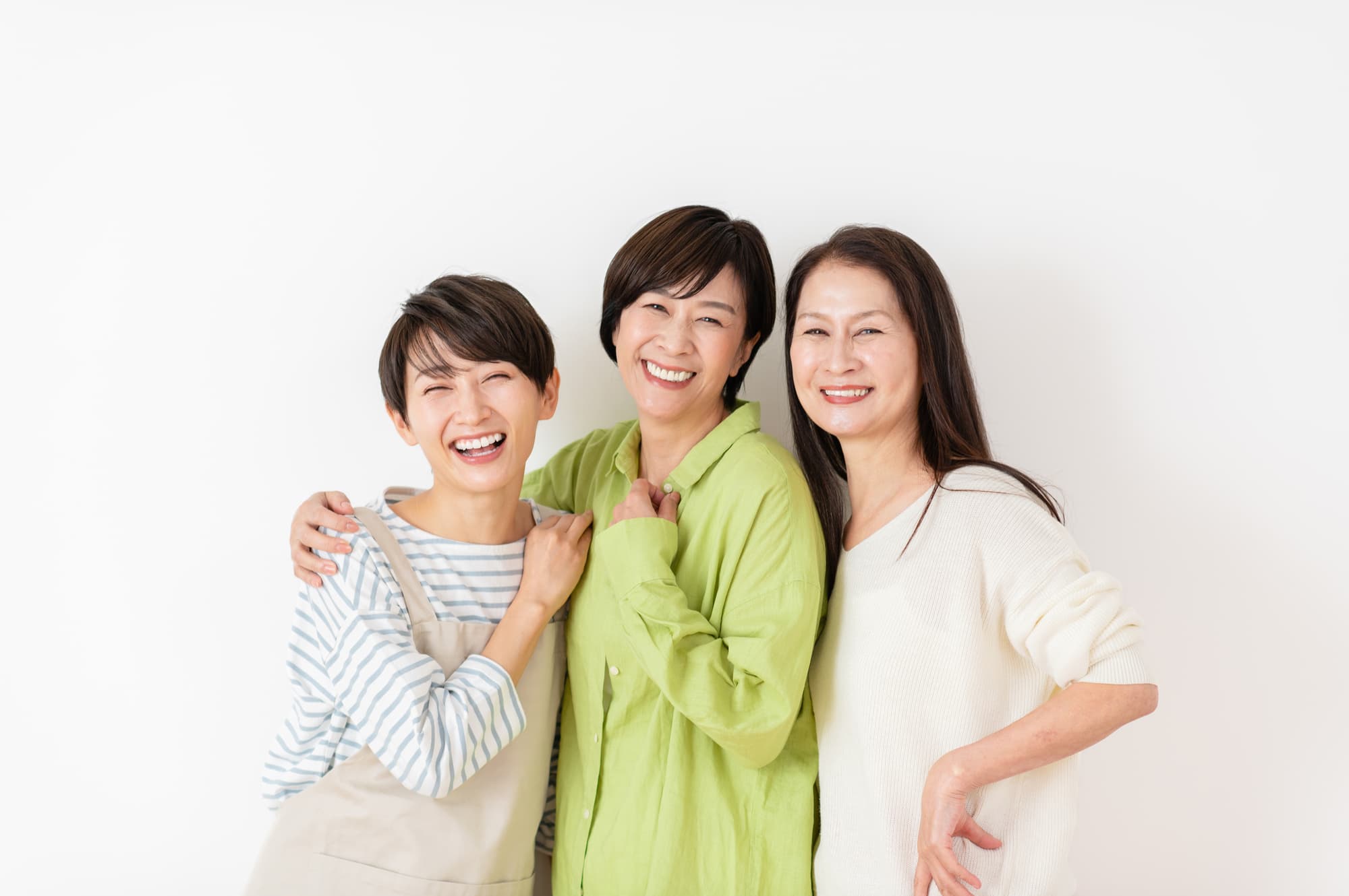 三人のミドル・シニア世代の女性