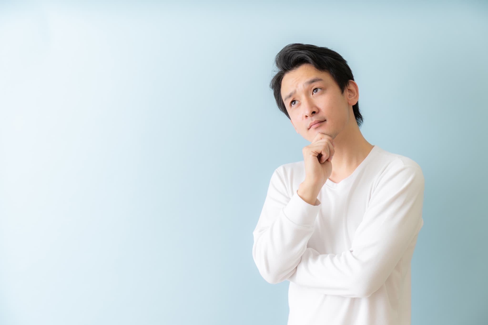 前歯のインプラント治療は難しいのか考える男性