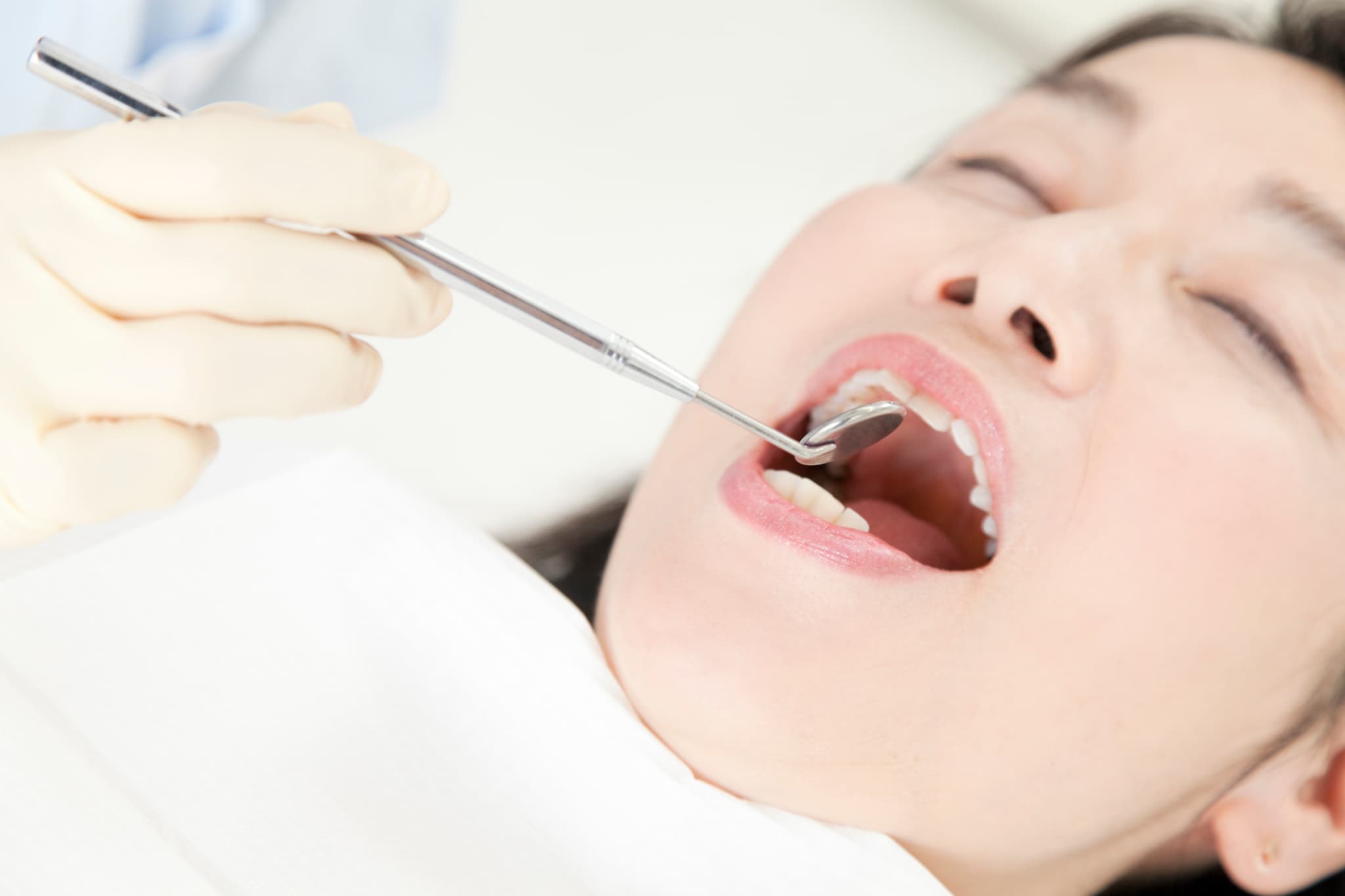 歯の治療をうける女性