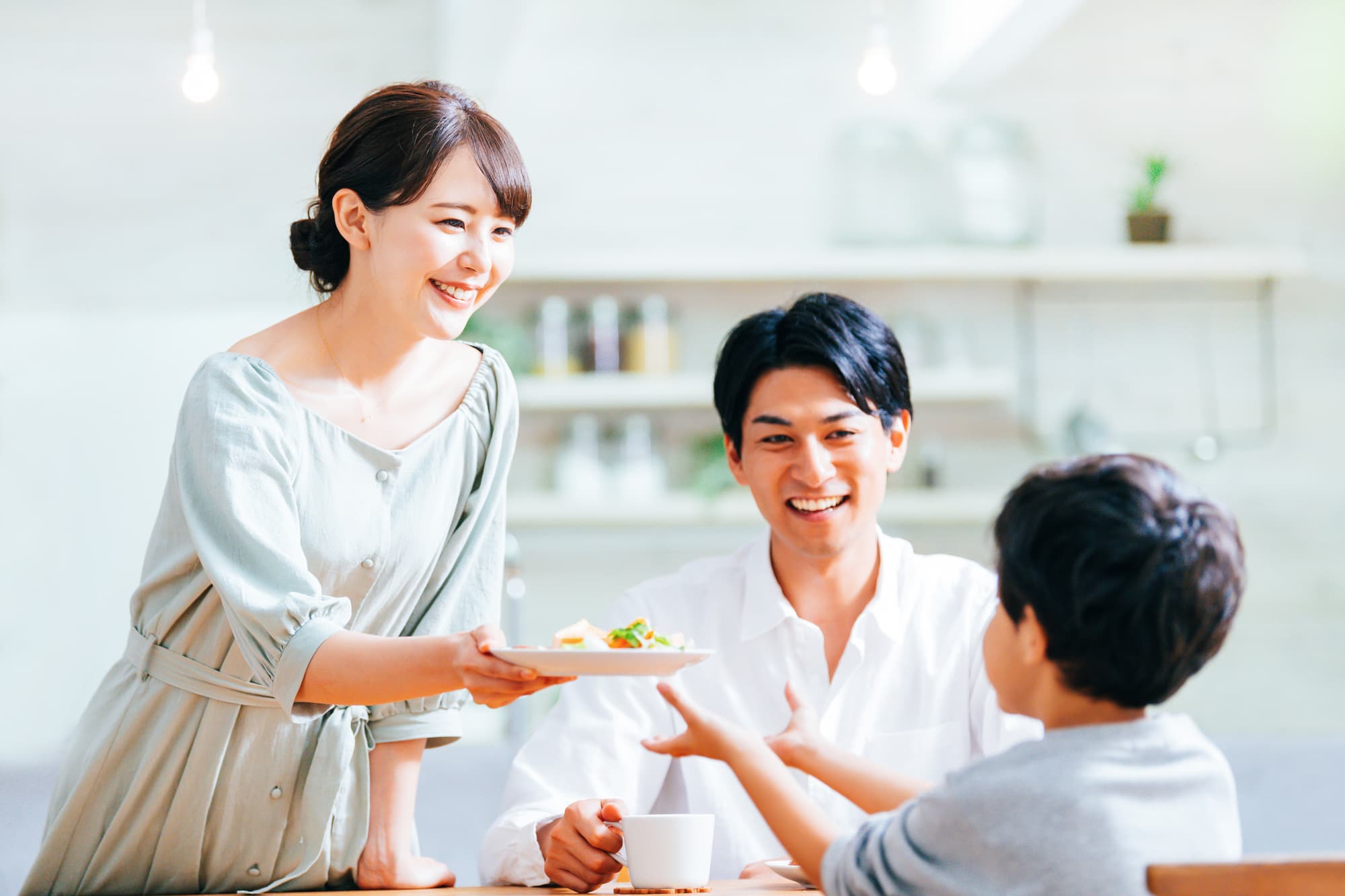 笑顔で食卓につく家族