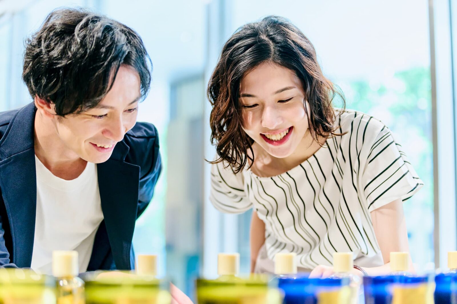 ショッピングを楽しむ夫婦