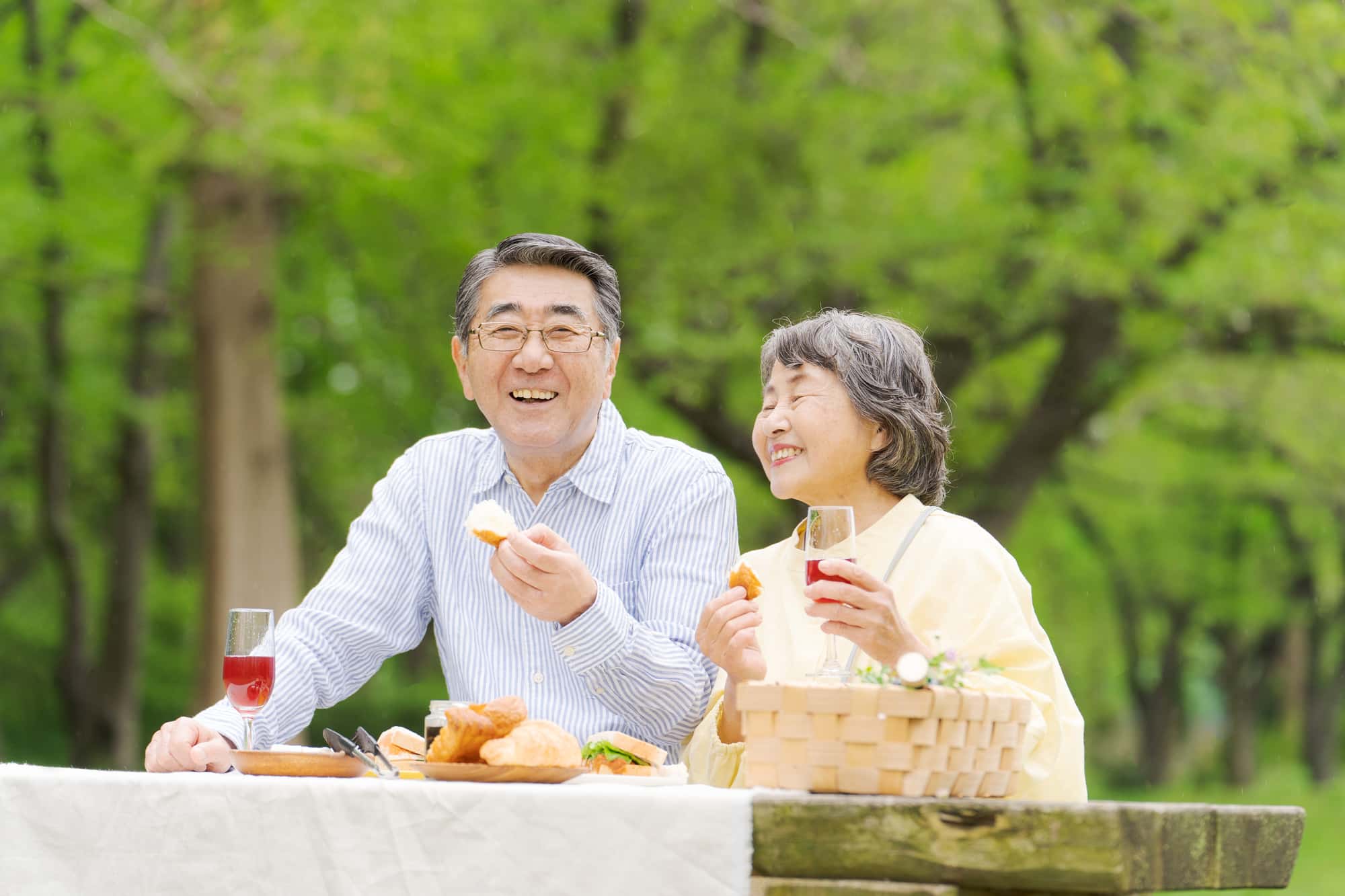 インプラント治療を完了して笑顔で食事を楽しむ夫婦