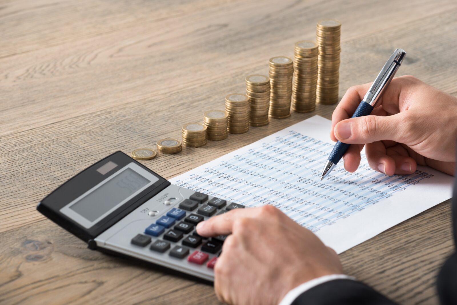 歯をセラミックにするのにかかる費用を計算している