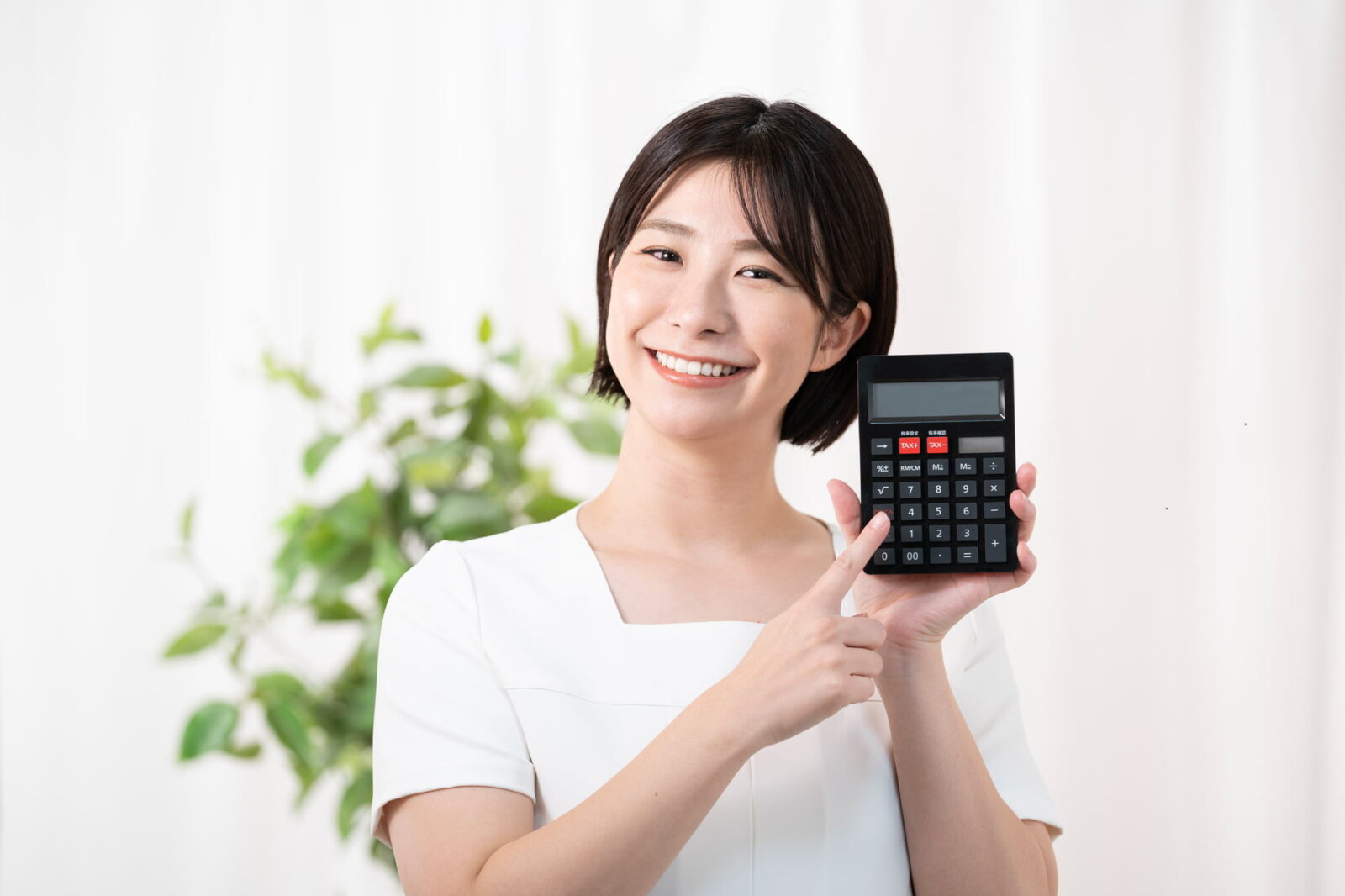 オフィスホワイトニングにかかる費用を説明する女性