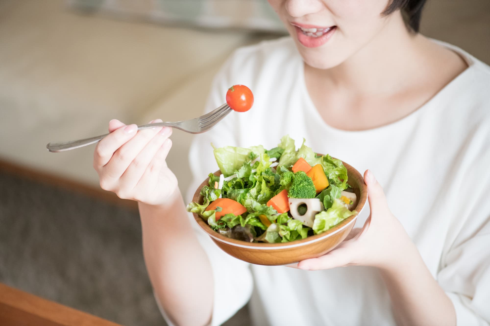 食生活を見直し野菜を積極的に摂る女性