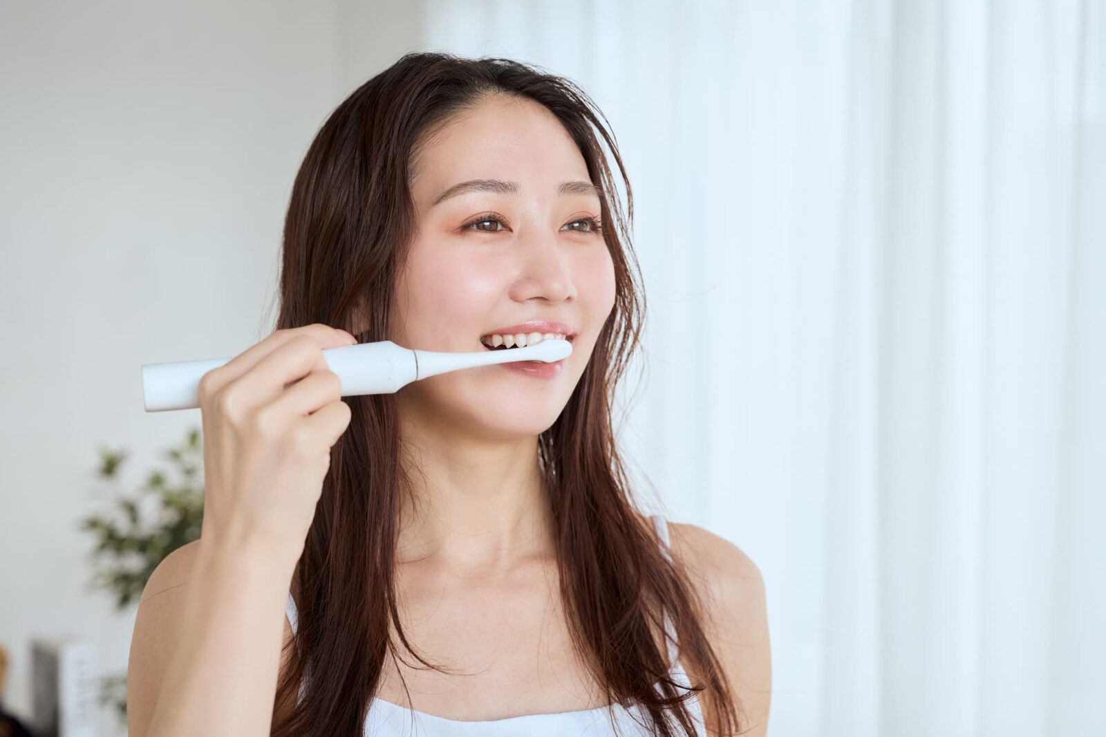 丁寧な歯磨きで歯周病予防をする女性